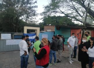 Maestros interinos se toman la Dirección Departamental de Francisco Morazán