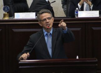 Ministro Matheu dice que Libre no lo quiere sacar, pero sus compañeros del PSH si pidieron su «cabeza»