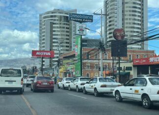 Taxistas protestan en varias ciudades del país por el alto costo de los combustibles