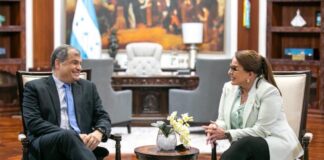 Presidenta Xiomara Castro aborda con exmandatario de Ecuador las «buenas prácticas» de su Gobierno
