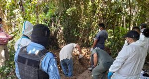 Exhuman tres cadáveres sepultados en fosa clandestina en La Ceiba