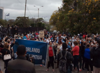 Simpatizantes del Partido Nacional llegan a la CSJ a apoyar a exmandatario Hernández