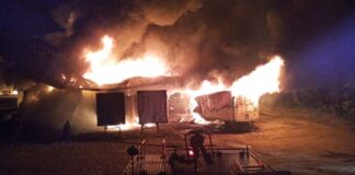 Voraz incendio consume empresa recicladora en Villanueva Cortés
