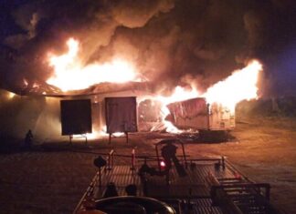 Voraz incendio consume empresa recicladora en Villanueva Cortés
