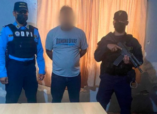 Autoridades hondureñas detienen a «coyote» cuando trasladaba a 28 ecuatorianos y 5 cubanos