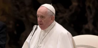 El papa promulga la nueva Constitución que reforma el Gobierno de la Iglesia