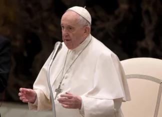 El papa promulga la nueva Constitución que reforma el Gobierno de la Iglesia
