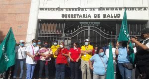 Continúan las protestas por parte de empleados de salud que exigen permanencia laboral