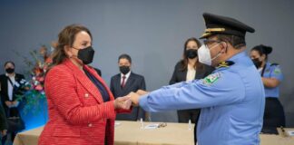 Acompañar y apoyar la institución promete presidenta Xiomara Castro, al recibir bastón de mando de la Policía Nacional