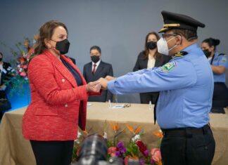 Acompañar y apoyar la institución promete presidenta Xiomara Castro, al recibir bastón de mando de la Policía Nacional