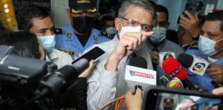 No hay dinero para pagar salarios y asignar más plazas a médicos y enfermeras, reitera ministro de Salud