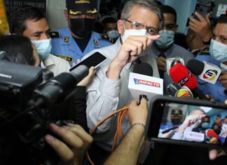 No hay dinero para pagar salarios y asignar más plazas a médicos y enfermeras, reitera ministro de Salud