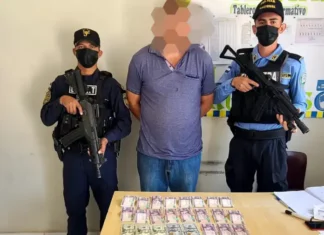 Agentes fronterizos detienen a dos sujetos por transportar de manera ilegal a 20 extranjeros en El Paraíso