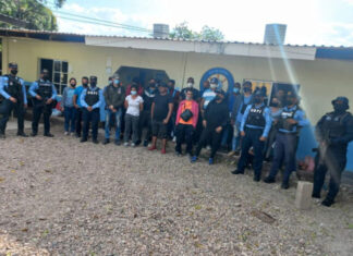Policías arrestan en Olancho a un sujeto que transportaba a 35 migrantes irregulares