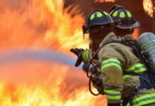 Mujer despechada le prende fuego al auto y casa de su expareja