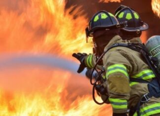 Mujer despechada le prende fuego al auto y casa de su expareja