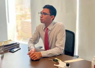 Director de Aduanas anuncia que reducirá el personal y se bajará el sueldo