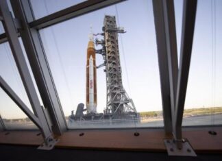 El poderoso cohete de la misión Artemis I rueda hacia su prueba definitiva