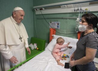 El papa visitó a los niños ucranianos hospitalizados en el Bambino Gésu