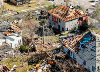 Un tornado deja dos muertos, heridos y casas derrumbadas en Florida