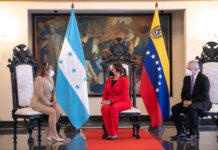 Presidenta hondureña recibe cartas credenciales de cuatro nuevos embajadores