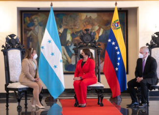 Presidenta hondureña recibe cartas credenciales de cuatro nuevos embajadores