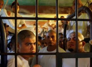 Acusan a un pandillero hondureño y otros miembros de la MS-13 de matar a dos reos en una prisión de Texas