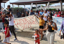 Migrantes escenifican viacrucis en el sur de México antes de nueva caravana