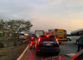 Por multas excesivas, transportistas se toman carretera al Sur