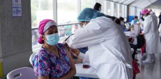 Comienzan a aplicar la cuarta dosis de la vacuna anticovid a personal sanitario
