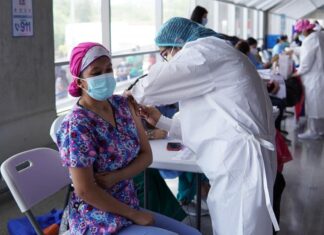 Comienzan a aplicar la cuarta dosis de la vacuna anticovid a personal sanitario