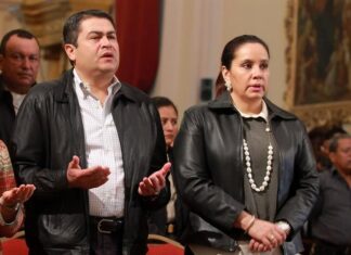 Ana García dice que el expresidente Hernández, ha pasado leyendo libros incluida la Biblia, después de ser capturado