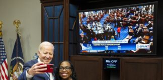 Biden celebra el «histórico» ascenso de la primera afroamericana al Supremo