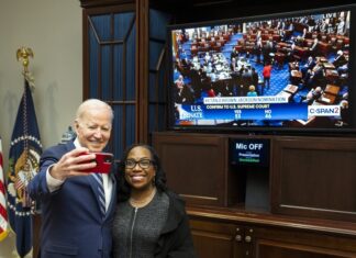 Biden celebra el «histórico» ascenso de la primera afroamericana al Supremo