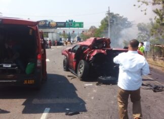 Rastra impacta contra varios vehículos y toma fuego en el peaje de Santa Cruz de Yojoa