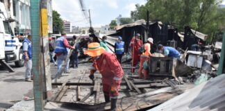 Alcaldía de la capital realiza labores de limpieza en incendio de locales de la primera avenida de Comayagüela