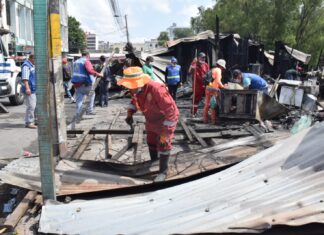 Alcaldía de la capital realiza labores de limpieza en incendio de locales de la primera avenida de Comayagüela