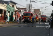 Incendio consume negocio de comidas en el barrio Villa Adela