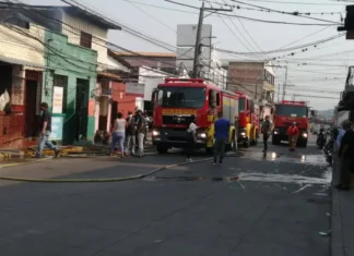Incendio consume negocio de comidas en el barrio Villa Adela