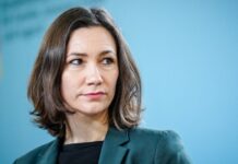 Dimite ministra alemana que se fue de vacaciones tras inundaciones