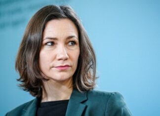 Dimite ministra alemana que se fue de vacaciones tras inundaciones