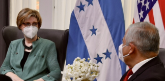 Laura Farnsworth presenta Copias de Estilo que la acreditan como embajadora de EE. UU. en Honduras