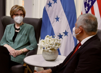 Laura Farnsworth presenta Copias de Estilo que la acreditan como embajadora de EE. UU. en Honduras