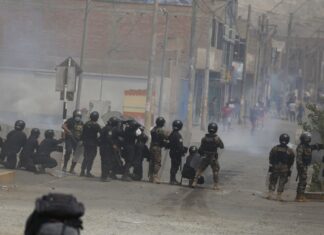 Gobierno peruano decreta toque de queda ante violentas protestas
