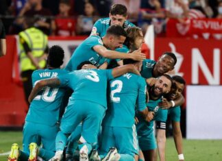 El Real Madrid remontó 2-3 ante el Sevilla y acaricia el título de la liga española
