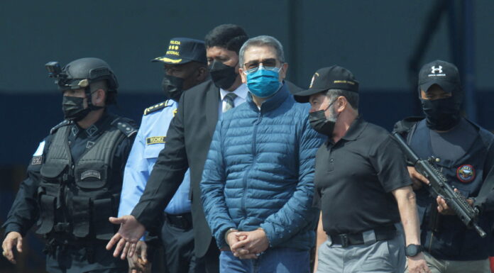 El Departamento de Justicia de EE. UU. oficializa los cargos de narcotráfico y tráfico de armas contra JOH