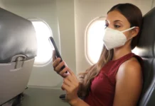 Jueza federal anula mandato de mascarillas en aviones y transporte público