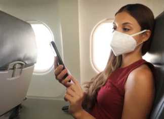 Jueza federal anula mandato de mascarillas en aviones y transporte público