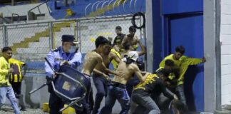 El clásico hondureño entre Real España y Marathón fue suspendido por actos de violencia entre las barras