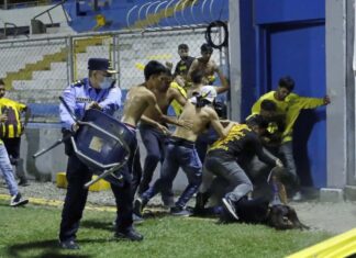 El clásico hondureño entre Real España y Marathón fue suspendido por actos de violencia entre las barras